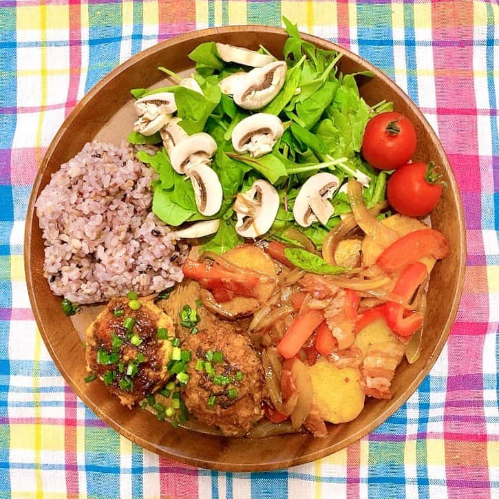 のインスタグラム：「人参つくねと山芋のオイスターソース炒めというカフェ飯から程遠いメニューです。  _  #相沢ごはん #自炊 #自炊記録 #手料理 #手料理グラム #料理 #料理記録 #料理写真 #food #foodstagram #foodpic #foodphotography #foodpics #cooking #cookingram #selfcooking #selfcooked #selfcook #cookingathome #stayhome #stayathome #おうち時間 #おうちごはん」