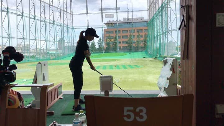 青木茉里奈のインスタグラム：「打ち込みました⛳️🍃 in モダンゴルフ80 モダンのレストランの、透き通ったスープの本格チャーシュー麺が今のお気に入り✨ ・ ・ ・ #golf #practice #モダンゴルフ80 #地元 #群馬県 #前橋市 #いつもありがとうございます #感謝」