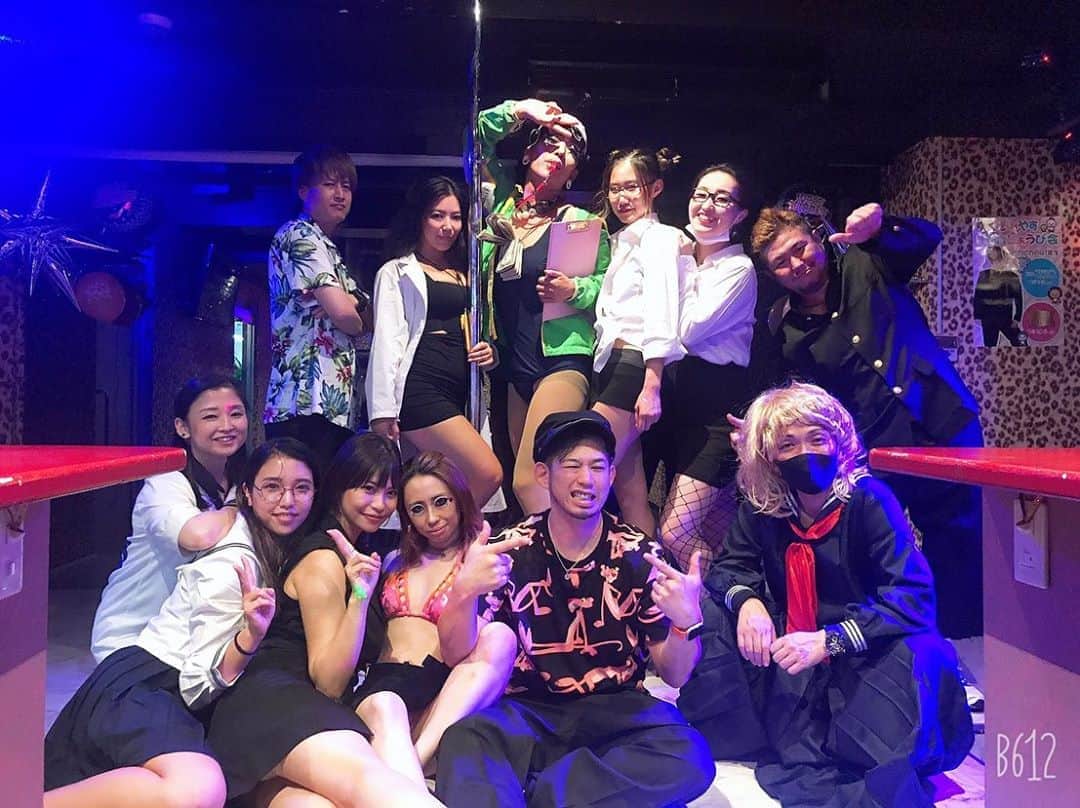 SHIRAISHIMIHOのインスタグラム：「きみやすオーナーの誕生日会🔥✨✨✨✨ お疲れ様でした✨✨✨ 皆と一緒にお仕事できて楽しかった☺️❤️❤️❤️ マンバもいるし、スケバンもいるし、水泳の先生もいるし！最高😂❤️❤️❤️❤️ @atami_goldrush1109」