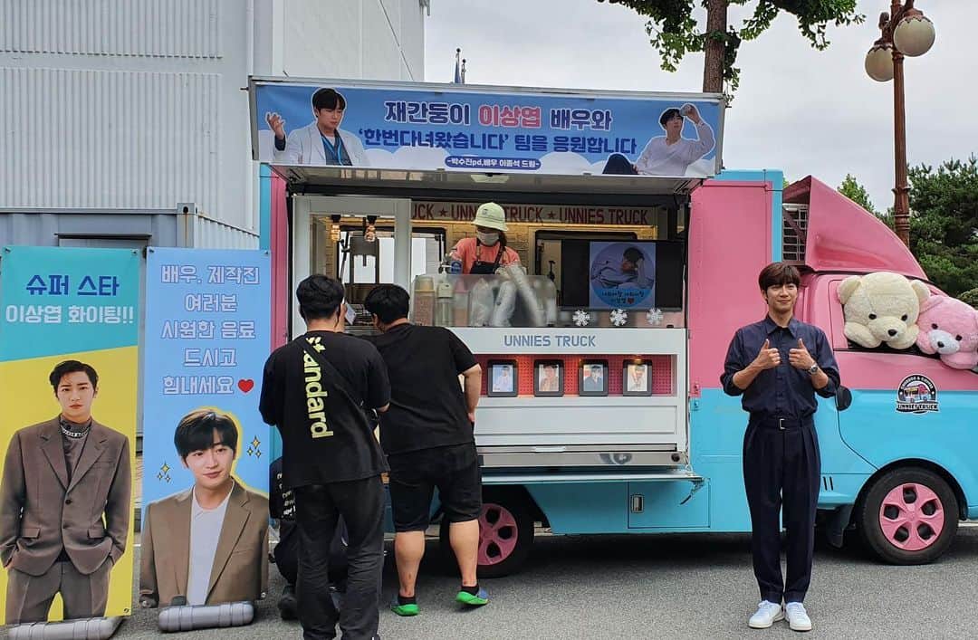 イ・サンヨプのインスタグラム：「나의 종석이와 나의 수진 감독. 작품마다 커피차에 소떡소떡까지 보내주고 넘 고마워요 크흑... 형아는 우리 종석이 수진 감독 잘 못챙겨주는데.. 정신 차리고 잘 할게요 고맙습니다 사랑하오💖」