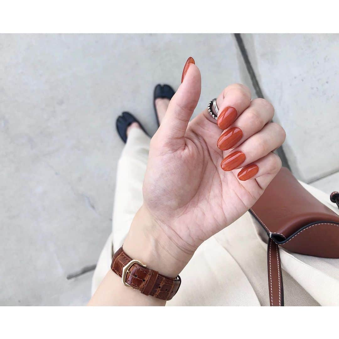 kumiさんのインスタグラム写真 - (kumiInstagram)「new nail🍅. ちゅるんと透け感のある赤。 ブラウンも入れてもらって、落ち着きのあるカラーに。 少し長めのお爪もたまには良いなぁ＊ ㅤㅤㅤ 今日はお気に入りのベージュのリネンセットアップにマルジェラの足袋合わせ☻︎ 今の気分にぴったり。大好きなコーデ。 ㅤㅤㅤ  #jointspace x93 #maisonmargiela#loewe#cartier#philippeaudibert」7月12日 14時23分 - 93_0920