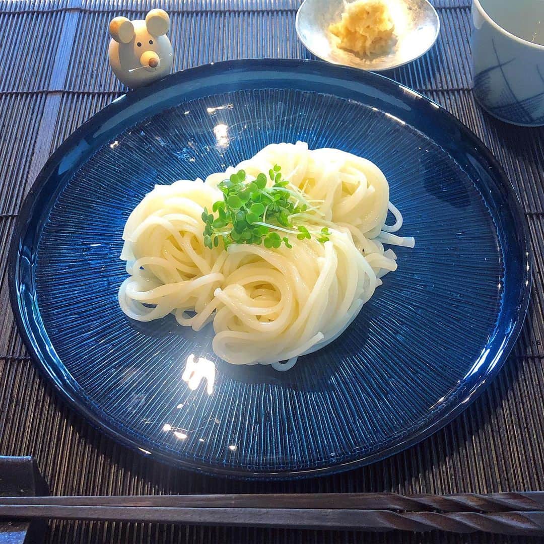 榊山敬代のインスタグラム：「🎐🥢" … ・ 週末ランチは  実家よりいただきました 半田麺いただきますの巻  ネットで見つけました 新しい器に盛り付けて  つるつるちゅるりんと みずみずしい口当たり  青系の器は持っていなかったので １枚ありますと夏気分あじわえて  夏の食卓気分🎐…  さて　　　  昨日もデザインミッション クリアしつつ１日終了の巻 コツコツ着々と準備のとき  今回は細かな諸々も担当していて ひとりでこなすの大変ですけれど  楽な方より大変を選択する方が 確実に鍛えられて身になるとき 今日も引き続きみなおし作業也 ・ ・ #今はヨガマットの上で休憩中 …🧘‍♀️ #運動不足 すぎて #今週から新たなストレッチはじめました ・ ・ #おうちごはん #おうち大好き #enjoyhome ・ ・ ・ ・ #夏 #夏レシピ #summer #lunch #おうちランチ #週末ランチ #手抜きごはん #麺#小野製麺 #手延 #半田めん #麺スタグラム #Japanese #food #healthy #artist #cooking #和食 #ガラス食器 #Crystalglass #トルコ #Turco #日本画家 の#お料理こんなもん」
