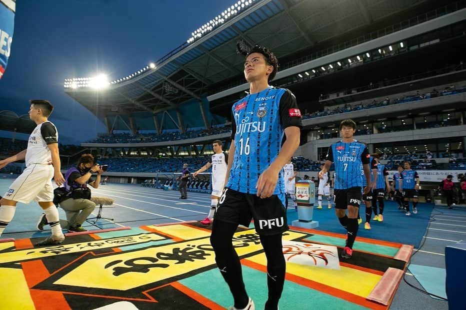 長谷川竜也のインスタグラム：「こうして有観客でリーグ戦が出来ることに感謝の気持ちで一杯です😊 会場に来れる人も来れない人もみんなが喜んでくれるように、次の試合に向けていい準備していきます😁応援ありがとうございました！ #frontale #感謝」