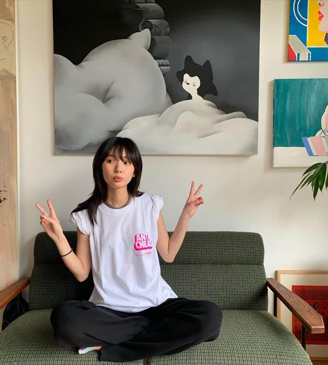 きなりのインスタグラム：「@vault_room ANTI CHEAT TEE🎮🚨 わたしがお世話になっているゲーム配信部屋のオリジナルTシャツ☺️ VAULT ROOMのTwitterで今プレゼントキャンペーンやってるみたい🎁おそろ着ましょ〜！  そして昨日の放送で発表しましたが、わたしのYouTubeチャンネルが始まります！！ ゲームしまくりなわたしを見に来てくださいね🤣🔥 チャンネル完成までもう暫くお待ち下さい！コツコツ準備中〜〜！わたしがいちばん楽しみ❣️」
