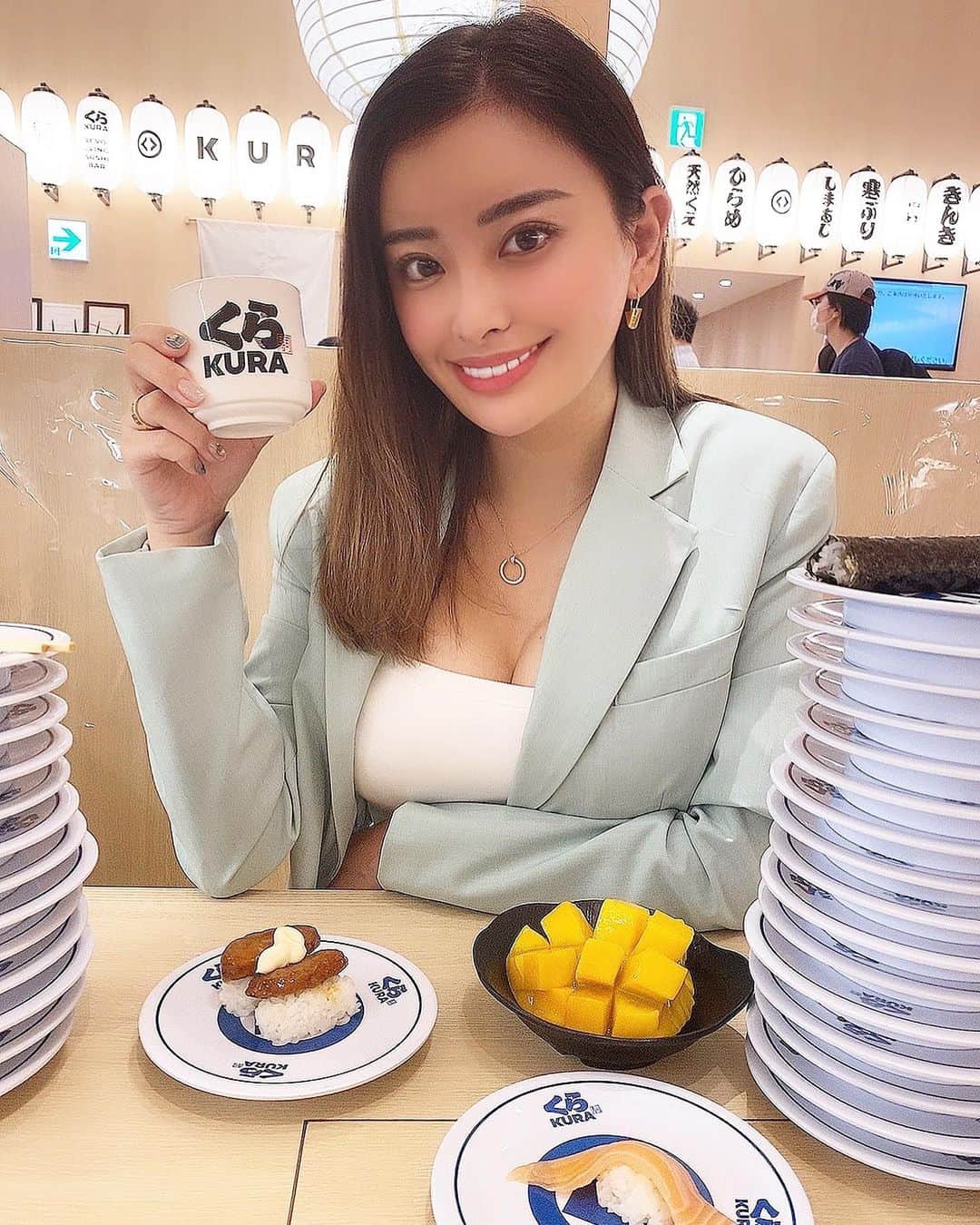 MIKAKOさんのインスタグラム写真 - (MIKAKOInstagram)「昨日は、くら寿司に🍣💕 みんなはくら寿司行った事あるかな？ なんたってコスパが最高🙏 小さい頃ガチャガチャの為に沢山食べたな😂 たまには、こーゆお寿司もいいよね💁‍♀️ 普通のお寿司屋さんにないような面白い握りとかもあっつ家族で楽しめるからいいよね💞 浅草店は射的とかもあるのー！！ #くら寿司#kurasushi#sushi#コスパ最高#japan#tokyo#asakusa#浅草#japanesefood#japanesegirl」7月12日 14時36分 - mikako0766