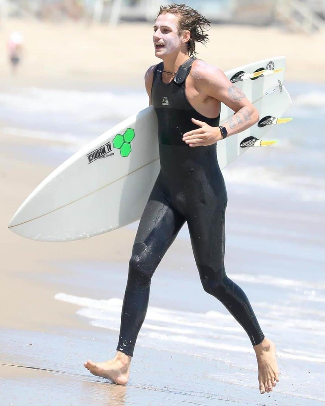 Just Jaredさんのインスタグラム写真 - (Just JaredInstagram)「@irelandbasingerbaldwin enjoys a day at the beach with boyfriend @coreyharper! #IrelandBaldwin #CoreyHarper Photos: Backgrid」7月12日 14時39分 - justjared