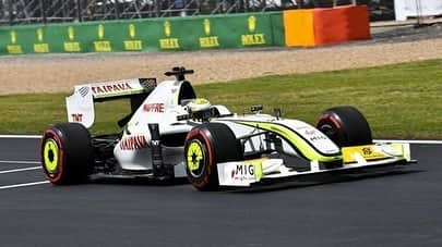 ジェンソン・バトンさんのインスタグラム写真 - (ジェンソン・バトンInstagram)「1 year ago today Ross Brawn let me have a little go in our F1 World championship Winning Brawn BGP001 around Silverstone in the lead up to the British GP. It was the 10th anniversary of our championship Win so a pretty special moment spent with family and my best buddies (Just missing my wonderful Fiancée @brittnyward as she was heavily pregnant with Hendrix) A day I will never forget as it was probably the last time I will have the opportunity to drive this beauty as most of the parts are lifed. #brawn #memories #22 #worldchampion #team」7月12日 5時51分 - jensonbutton