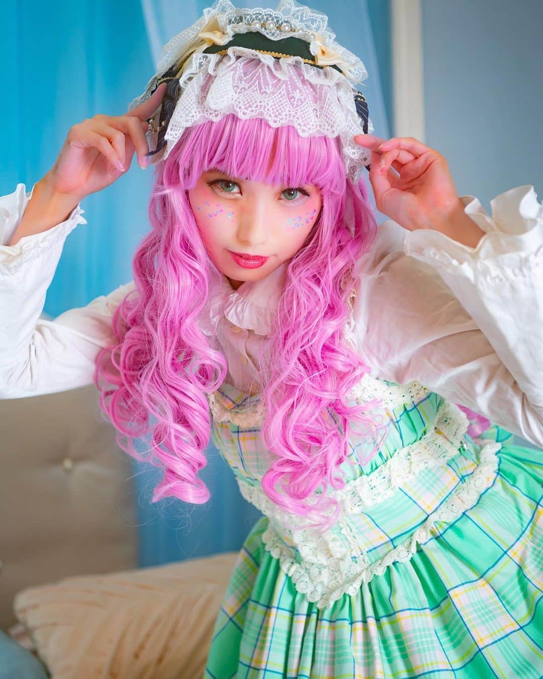 秋元るいさんのインスタグラム写真 - (秋元るいInstagram)「gm！ . 💚pink wig ×green sweet lolita❤️ . 📸any san . . #gm #goodmorning  #babythestarsshinebright #sweetlolita #subculture #サブカル　#japanese #japanesegirl #cosplayer #japanesecosplayer #asiancosplayer #lolitafashion  #洛丽塔 #写真好きな人と繋がりたい　#ファッション　#ootd #ootdfashion #なまいきりぼんスタジオ #kawaii #kawaiigirl #かわいい　#ゆめかわいい　#ゆめかわいい人と繋がりたい #ロリィタさんと繋がりたい #今日のコーデ　#atelierpierrot #ヘアセット　#greeneye #クオリテカラコン　#カラコン」7月12日 5時55分 - akimoto_rui