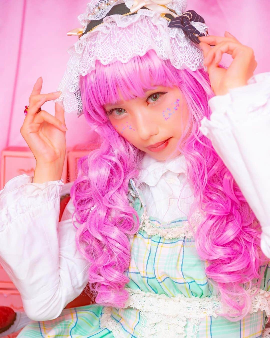 秋元るいさんのインスタグラム写真 - (秋元るいInstagram)「gm！ . 💚pink wig ×green sweet lolita❤️ . 📸any san . . #gm #goodmorning  #babythestarsshinebright #sweetlolita #subculture #サブカル　#japanese #japanesegirl #cosplayer #japanesecosplayer #asiancosplayer #lolitafashion  #洛丽塔 #写真好きな人と繋がりたい　#ファッション　#ootd #ootdfashion #なまいきりぼんスタジオ #kawaii #kawaiigirl #かわいい　#ゆめかわいい　#ゆめかわいい人と繋がりたい #ロリィタさんと繋がりたい #今日のコーデ　#atelierpierrot #ヘアセット　#greeneye #クオリテカラコン　#カラコン」7月12日 5時55分 - akimoto_rui