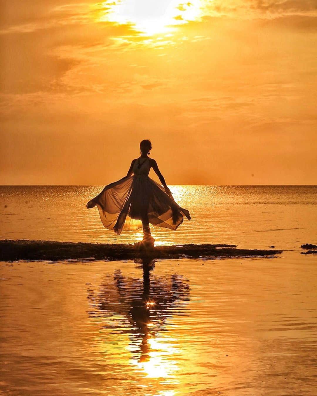 舘林佳史のインスタグラム：「石垣島🏖﻿ ﻿ 夕陽の海と妖精シルエット✨﻿ ﻿ なんて美しいんでしょうか☺️💕﻿ ﻿ また行きたい😭﻿ ﻿ ﻿ ༚┈❁┈༚༝༝༚┈❁┈༚༝༝༚┈❁┈༚༝༝༚┈❁┈ ༚༝༝༚┈❁┈﻿ ﻿ 誰でも物語の主人公になれる﻿ ﻿ をキャッチコピーにドラマや映画﻿ 物語のワンシーンの様なDramaticStoryPhot﻿ と言う名前で活動作品作りをしています。﻿ ﻿ 大好評のドラマティックフォトのご依頼は﻿ このクオリティーで30000円〜(ほぼ諸経費)﻿ で受け賜わっています)^o^( ﻿ ﻿ 素敵な作品を一緒に作りたい！﻿ コラボレーションしたい 美容師・メイクアップアーティストさん ・服飾デザイナーさんクリエイターさんも随時募集中です✨﻿ ﻿ お姫様になりたい👸物語の主人公になってみませんか^ ^⁉︎﻿ ﻿ たった一枚の写真で人生が変わる‼️﻿ ﻿ ✨作品作り体験モデルに興味がある方 ドラマティックフォト依頼 撮影依頼 体験モデル募集①お名前②地域③年齢④身長⑤LINE ID⑥応募理由やお問い合わせ内容⑦最近の髪型スタイルの分かる写真をDM下さい✨📩﻿ ﻿ モデル宣材撮影 コンポジ Book作り プロフィール撮影 ブライダルフォト記念撮影 衣装レンタル 成人式 着物 ドレスロケーションフォト スチール サロンモデル撮影 写真集等撮影のご依頼何でもお気軽にお問い合わせDM下さい✨📩 ﻿ ﻿ ༚┈❁┈༚༝༝༚┈❁┈༚༝༝༚┈❁┈༚༝༝༚┈❁┈ ༚༝༝༚┈❁┈ ﻿ ﻿ 【掲載モデル個撮紹介】﻿ ﻿ 掲載モデルを撮ってみたいと思った事はありませんか^ ^⁉️﻿ ﻿ 掲載モデルさんをAilinQにてご紹介出来るようになりました❣️﻿ ﻿ 個撮紹介﻿ @AilinQ﻿ ﻿ ✅ポートレート撮影をやってみたいけどモデルモデルが見つからない。﻿ ✅モデルと一対一でポートレート撮影したい。﻿ ✅撮影会だと撮りたい構図の写真が撮れない。﻿ ✅モデル2人でツイン撮影したい。﻿ ✅友達のカメラマンと一緒にモデルを撮りたい。﻿ ✅モデルとメイクさんを呼んで作品作りをしたい。﻿ ✅スタジオで個撮したい。﻿ ✅海や山で撮影したい。﻿ ✅水着撮影したい。﻿ ✅仕事帰りに撮影したい。﻿ ✅夜景やネオンで撮りたい。﻿ ✅フォトコンにチャレンジしたい。﻿ ✅美容院スタイリストの作品作りコンテストモデル探しや撮影をしたい。カメラマンも探している。﻿ ✅プロのフォトグラファーを 目指している。﻿ ✅プロのカメラマンと同行してもらって勉強したい。﻿ ✅自分の都合の良い日や時間に合わせて撮影がしたい。﻿ ﻿ ༚┈❁┈༚༝༝༚┈❁┈༚༝༝༚┈❁┈༚༝༝༚┈❁┈ ༚༝༝༚┈❁┈﻿ ﻿ 【掲載モデルの個人撮影依頼】﻿ ﻿ お問い合わせは以下の内容を記入しDM 📩﻿ 又はLINE下さい ID510661(舘林佳史)﻿ ﻿ お取り次ぎ致します❣️﻿ ﻿ 件名《個撮モデルお問い合わせ》﻿ ⚫︎氏名:﻿ ⚫︎年齢:﻿ ⚫︎連絡先:﻿ ⚫︎メールアドレス:﻿ ⚫︎カメラ歴: 年﻿ ⚫︎希望モデル名:﻿ ⚫︎希望日:﻿ ⚫︎希望時間:﻿ ⚫︎希望集合場所:  駅や施設名﻿ ⚫︎希望撮影地: 湘南  鎌倉 横浜 ○○公園 等﻿ ⚫︎移動手段: 徒歩  車﻿ ⚫︎希望衣装: ドレス・ロングスカート・ミニスカート・ワンピース・普段着・カジュアル・ショーパン・お任せ・着物・その他﻿ ⚫︎衣装(モデルさんに持って来て欲しい・自分で用意したい)﻿ ﻿ ﻿ ༚┈❁┈༚༝༝༚┈❁┈༚༝༝༚┈❁┈༚༝༝༚┈❁┈ ༚༝༝༚┈❁┈ ﻿ ﻿ ◆撮影料金﻿ ﻿ 基本撮影時間:3時間(休憩時間移動込み)﻿ 15000円﻿ ⚫︎延長:1時間ごとに5000円﻿ ﻿ ༚┈❁┈༚༝༝༚┈❁┈༚༝༝༚┈❁┈༚༝༝༚┈❁┈ ༚༝༝༚┈❁┈ . ．﻿ ﻿ #石垣島#夕陽の海#シルエット#model#photo#カメラマン#ロケーションフォト#ロケ撮影#カメラマン#photographer#モデル募集#ポートレートモデル募集#スナップ撮影#ポートレート部#写真#カメラ﻿ #portrait #portrait_star #jj_allportraits #tv_soul #tv_people #phototag_peop﻿ le #rsa_portraits #portmood #bestphotogram_portraits ﻿ #fix_studio#heart_soul_portrait #東京カメラ部#tokyocameraclub #Instagram」