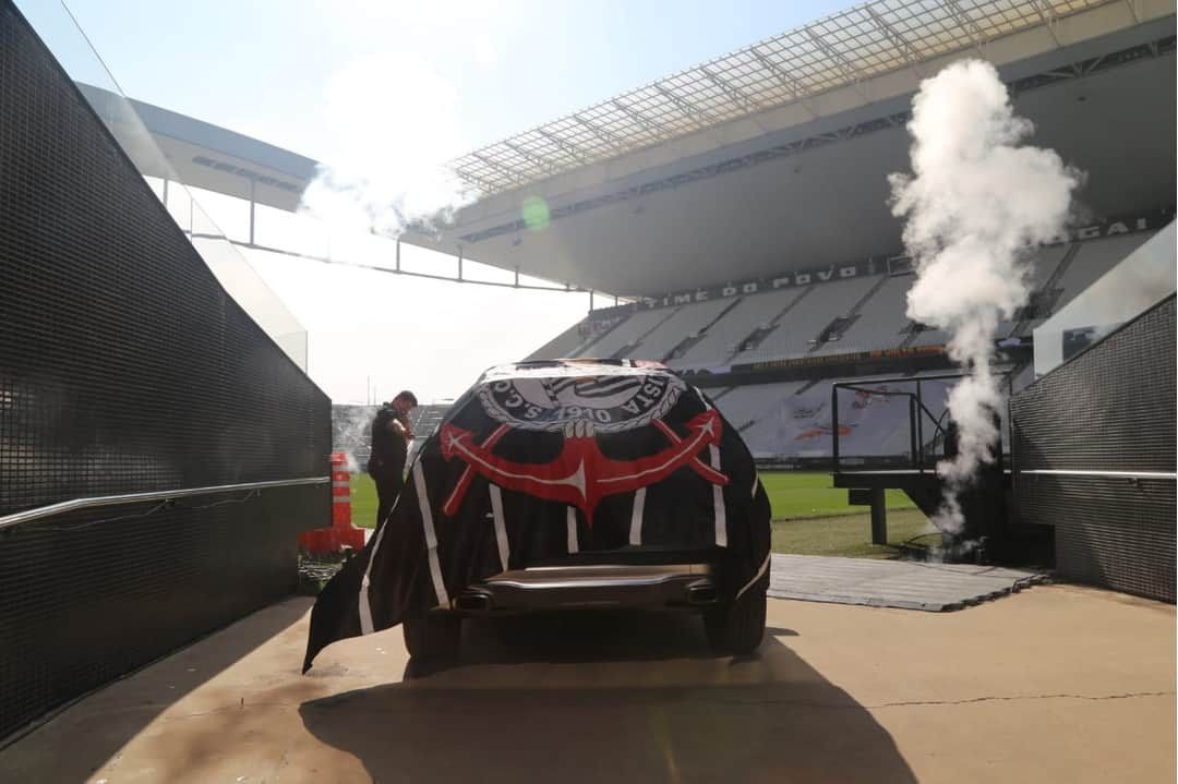 コリンチャンスさんのインスタグラム写真 - (コリンチャンスInstagram)「Hoje foi dia de alguns loucos do bando já retirarem o novo manto do Timão direto da @arenacorinthians! Amanhã tem mais, e ainda restam algumas vagas! Acesse bmgcom.vc/Em90_ e garanta seu lugar!⠀ ⠀ 📷 José Manoel Idalgo⠀ ⠀ #DeVoltaPara90⠀ #VaiCorinthians⠀ ⠀」7月12日 6時03分 - corinthians