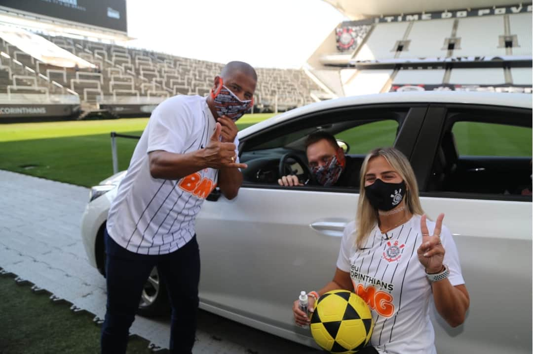 コリンチャンスさんのインスタグラム写真 - (コリンチャンスInstagram)「Hoje foi dia de alguns loucos do bando já retirarem o novo manto do Timão direto da @arenacorinthians! Amanhã tem mais, e ainda restam algumas vagas! Acesse bmgcom.vc/Em90_ e garanta seu lugar!⠀ ⠀ 📷 José Manoel Idalgo⠀ ⠀ #DeVoltaPara90⠀ #VaiCorinthians⠀ ⠀」7月12日 6時03分 - corinthians