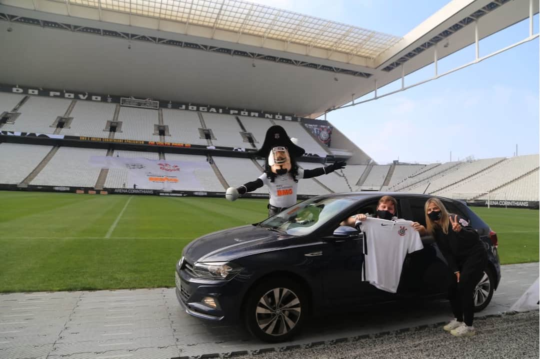 コリンチャンスさんのインスタグラム写真 - (コリンチャンスInstagram)「Hoje foi dia de alguns loucos do bando já retirarem o novo manto do Timão direto da @arenacorinthians! Amanhã tem mais, e ainda restam algumas vagas! Acesse bmgcom.vc/Em90_ e garanta seu lugar!⠀ ⠀ 📷 José Manoel Idalgo⠀ ⠀ #DeVoltaPara90⠀ #VaiCorinthians⠀ ⠀」7月12日 6時03分 - corinthians