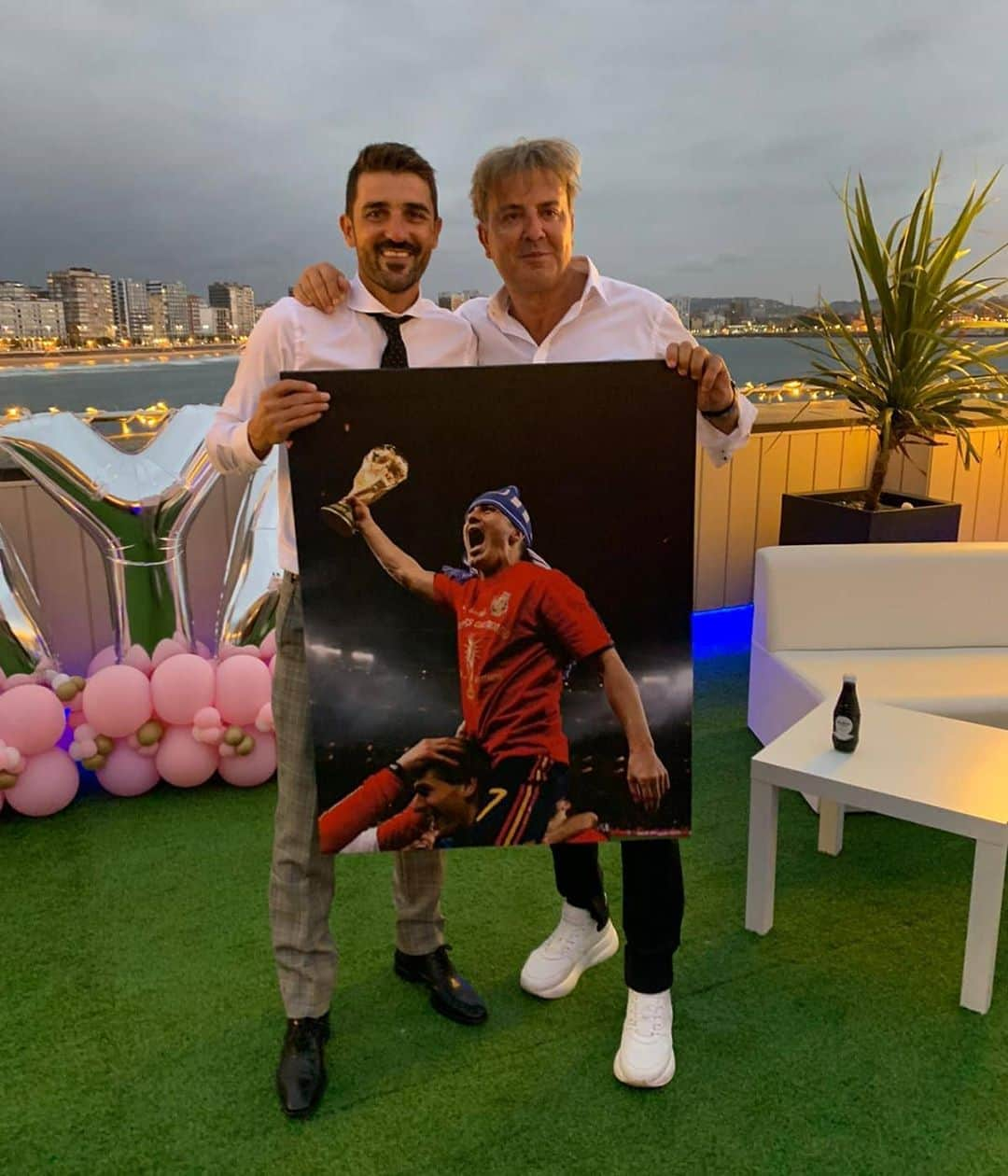 ダビド・ビジャさんのインスタグラム写真 - (ダビド・ビジャInstagram)「Regalos que te llegan al corazón... Gracias hermano @lorenzo.gijon ♥⚽」7月12日 6時07分 - davidvilla