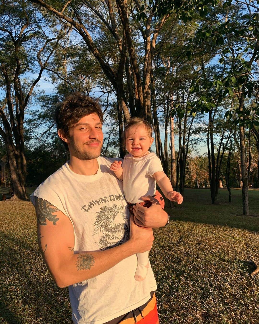 Chay Suedeのインスタグラム：「Quinquinha do papai ❤️  foto da mamãe @neivalaura」
