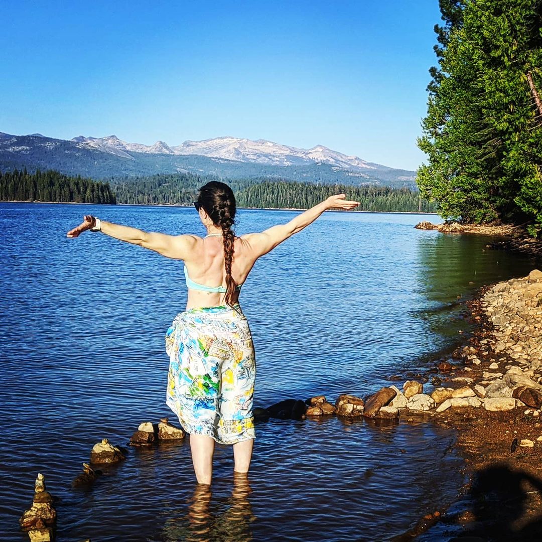 マルティ・マロイのインスタグラム：「#Protip - Opening your arms let's more of the nature in! 🌲 I caught a GOOD bug, the 'Camping Bug' 🏕️ & I'm looking for new adventures! LMK your fav spots to pitch a tent ⛺ in the comments! 🙏」