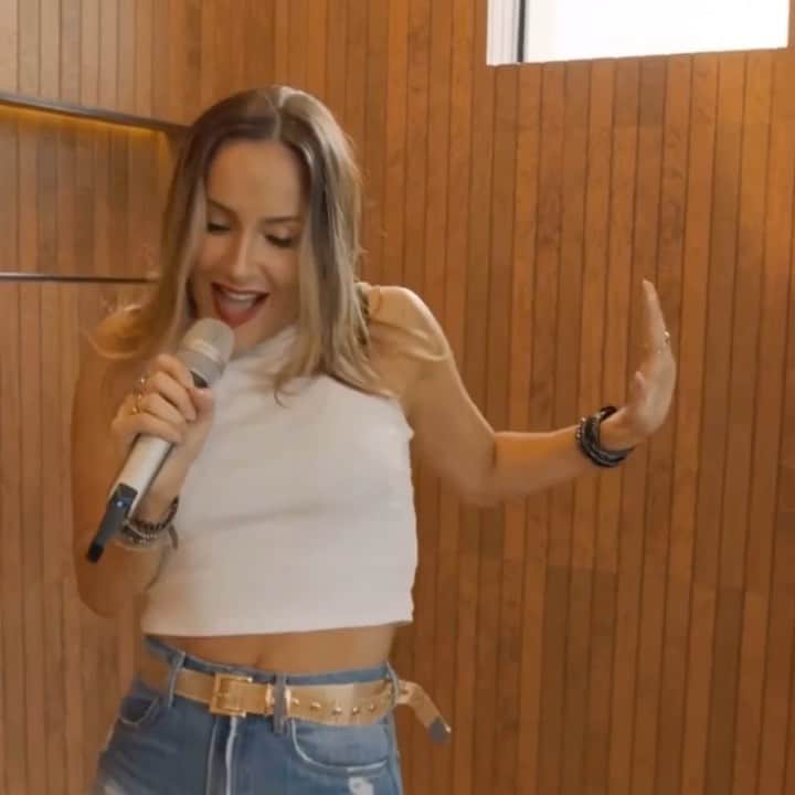 Claudia Leitteのインスタグラム：「Qual foi o seu momento favorito??? Eu ainda não consegui escolher, então posto logo o primeiro 🤣🤣 Meu MUITO OBRIGADA para todos que doaram para as nossas instituições, à @riachuelo, minha patrocinadora linda e ao pessoal da @tintascoral pelo apoio. Bora de replay? A live de quase 4 horas da quarentona aqui tá disponível lá no YouTube!!! 😍😍😍 (link na bio) #ClaudiaLeitteLive40」