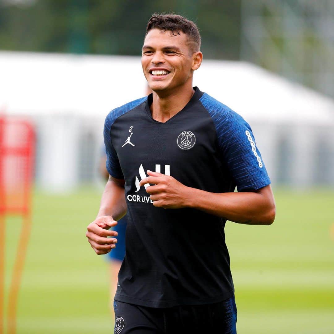 チアゴ・シルヴァのインスタグラム：「Depois de quatro meses longe do estádio, campeonatos e jogos adiados, estamos voltando. Amanhã temos nosso primeiro amistoso, um ritmo de jogo  certamente diferente do habitual, mas com a motivação a mil. Amistoso @PSG x @hac_foot às 19h (horário de Paris). Que saudade que eu estava... • • • #ThiagoSilva #TS2 #DefenseurCentral #Capitão #Capitaine #CoronaOut #StopCorona #ParisHome #IciCestParis #ParisSaintGermain #PSG #PSGlife #PSGforever #StayHealthy #LeHavre #Football #Futebol #StadeOceane #lehavreac」
