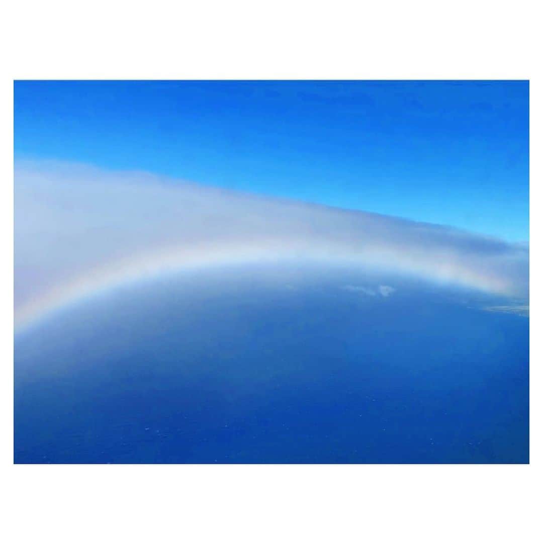 荒川れん子さんのインスタグラム写真 - (荒川れん子Instagram)「Over the rainbow🌈  ふと飛行機の窓から見ると、虹を超えていた✨ マウイからのびる虹の道。  楽しかったマウイ、皆さまお世話になりました！🙏 . . 先日試しにやってみたIGTV、何も考えずにやっちゃったのでお見苦しいにもかかわらずたくさん「いいね」頂いちゃってすみません🙇‍♀️💦 今度はちゃんとやるようにしますね😅 途中手を振っているのはリアルタイムにコメントくださった方に手を振ってました😆 . . #hawaii #maui #happy #hilife #islandhopping #instagood #flight #rainbow #instagenichawaii #travel #luckywelivehawaii #lifeisajourney #lovehawaii #ハワイ #マウイ #ハワイ生活 #ハワイ暮らし #旅 #日々の暮らし #ハワイ旅行 #ハワイ好き #島巡り #飛行機 #今のハワイ #妄想ハワイ #朝 #イマソラ #カコソラ #虹 #🌈」7月12日 6時51分 - renren_hawaii
