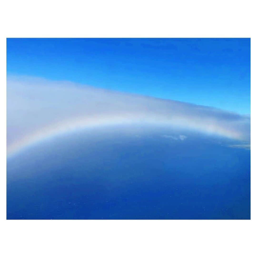 荒川れん子のインスタグラム：「Over the rainbow🌈  ふと飛行機の窓から見ると、虹を超えていた✨ マウイからのびる虹の道。  楽しかったマウイ、皆さまお世話になりました！🙏 . . 先日試しにやってみたIGTV、何も考えずにやっちゃったのでお見苦しいにもかかわらずたくさん「いいね」頂いちゃってすみません🙇‍♀️💦 今度はちゃんとやるようにしますね😅 途中手を振っているのはリアルタイムにコメントくださった方に手を振ってました😆 . . #hawaii #maui #happy #hilife #islandhopping #instagood #flight #rainbow #instagenichawaii #travel #luckywelivehawaii #lifeisajourney #lovehawaii #ハワイ #マウイ #ハワイ生活 #ハワイ暮らし #旅 #日々の暮らし #ハワイ旅行 #ハワイ好き #島巡り #飛行機 #今のハワイ #妄想ハワイ #朝 #イマソラ #カコソラ #虹 #🌈」