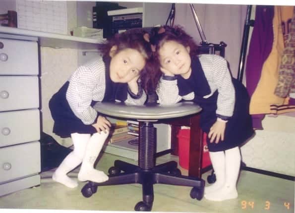 ウェイ のインスタグラム：「내 쌍둥이 생일축하해 💛 늘 저희 생일 축하해주셔서 감사합니다🙂 그나저나 두번째 사진은 내가 어느쪽인지 평생의 미스테리야,, Happy Birthday my twinee, best friend💛 Thank you so much for being an amazing sister! I am so lucky we are twins! Love u💛 @minjinchoa」