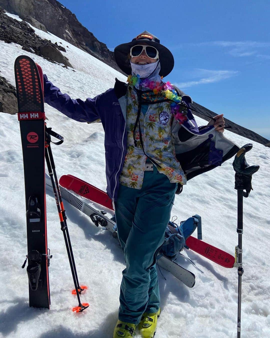 のインスタグラム：「(Palm)Tree Skiing with GV for @partybeachskicamps 💙👕💛⛷💚🏔❤️🌴🖤」