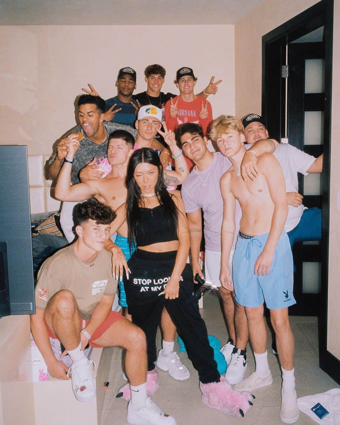 のインスタグラム：「/ “ᗷᕼᑌᗴᔕᒍYᗴᔕ sometimes i don't wanna be _____ “✨- • hype house ft noah 🦋」