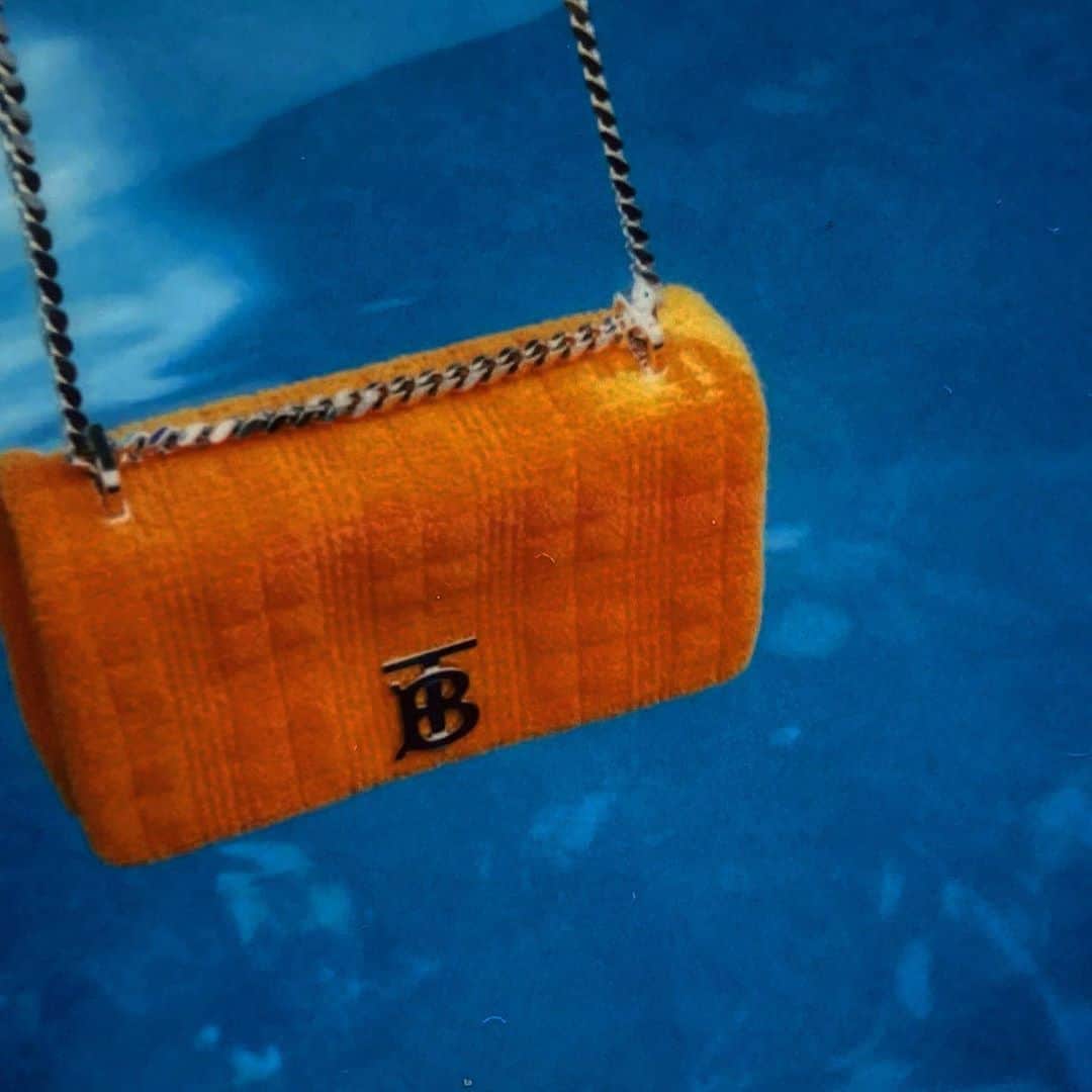 ローラさんのインスタグラム写真 - (ローラInstagram)「Cute little orange bag from @burberry 🍊💦✨Thank you!  #バーバリー #TBSummerMonogram」7月12日 7時18分 - rolaofficial