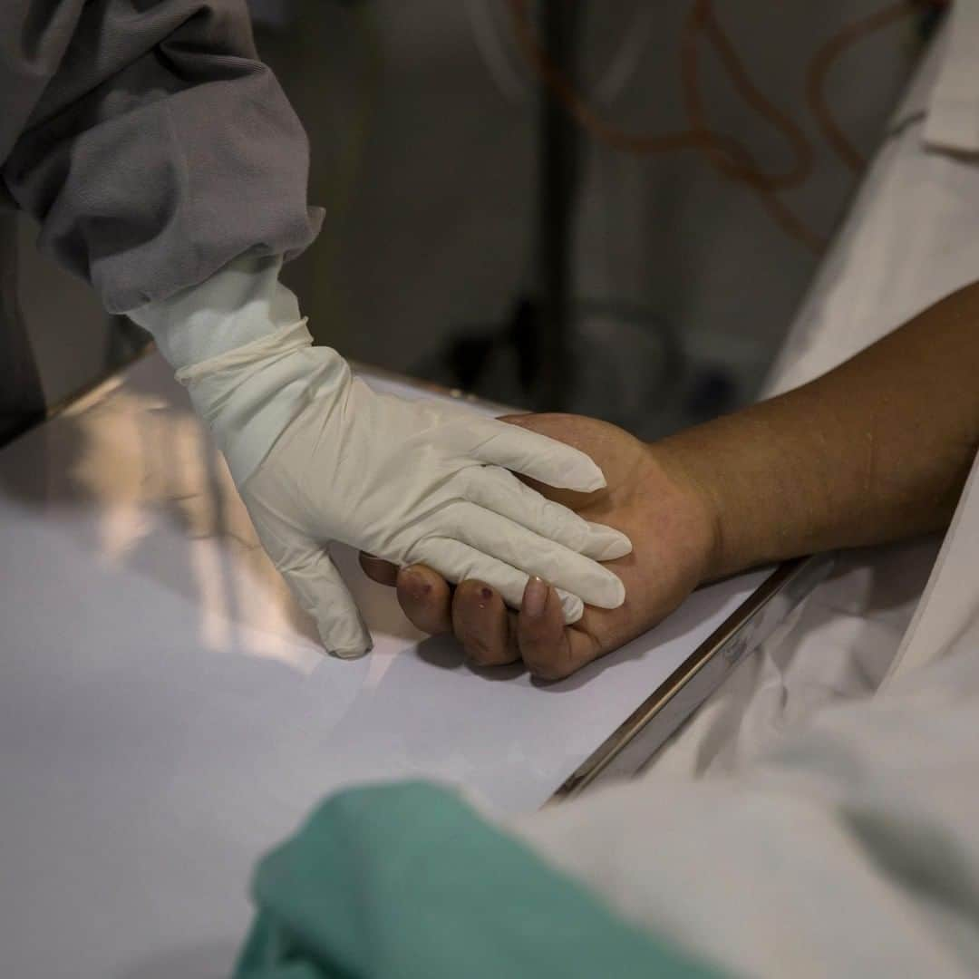 TIME Magazineさんのインスタグラム写真 - (TIME MagazineInstagram)「Doctor Lorena Castro holds a patient's hand in the intensive-care unit for COVID-19 cases at the Clínica Ricardo Palma in Lima on July 7. In mid-March, when Peru had just 71 confirmed cases, the president declared a national emergency. It saw one of the earliest quarantines in Latin America and came in before lockdowns in France, the U.K., and other European countries which, at the time, were further ahead of Peru in their contagion curves. But public-health experts say living and working conditions in the country of 33 million—where a fifth of people live on only around $100 a month—has made it near impossible for many to comply with quarantine measures. For most people, the lockdown ended on July 1. Peru has the world's fifth-highest number of confirmed cases, at more than 319,000, according to data tracked by Johns Hopkins University. Photograph by @abdrodrigo—@apnews」7月12日 7時21分 - time