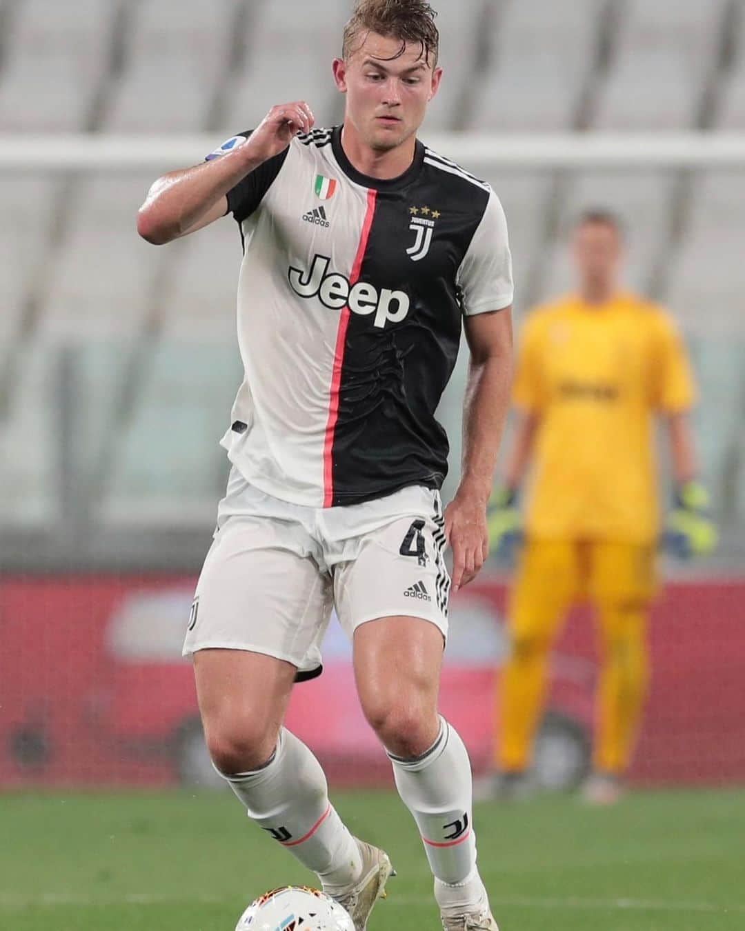 マタイス・デ・リフトのインスタグラム：「Tough game against a strong Atalanta. We’re getting closer to our goal 💪🏼🙌🏼」