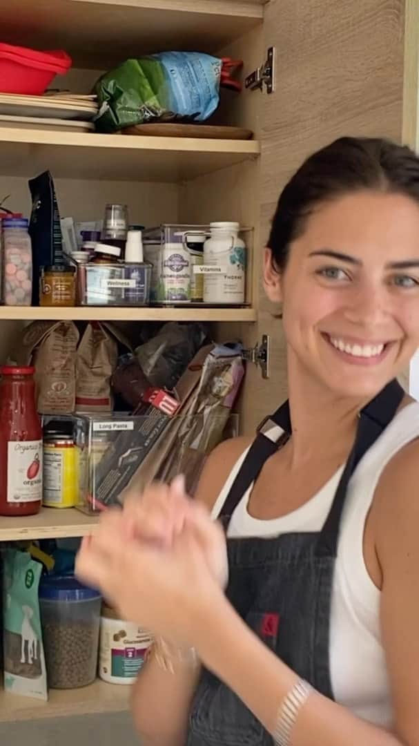 ロレンザ・イゾのインスタグラム：「Virgo in her kitchen. Warning- there’s very sexy gadgets and spices in this video. I also talk a LOT. Shot by the one and only @snewms」