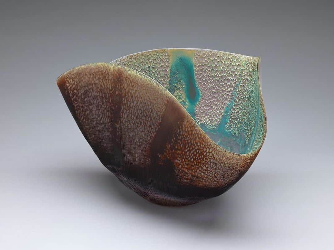 フィラデルフィア美術館さんのインスタグラム写真 - (フィラデルフィア美術館Instagram)「Midori Tsukada experimented with glass by fusing it with sheets of copper leaf foil to create the bubbly effect and arresting green to purple coloration in this piece. She finished off the surface by employing the grinding, filing, and polishing techniques for which she has become famous.   "Natural Lace," 2018, by Midori Tsukada」7月12日 7時32分 - philamuseum