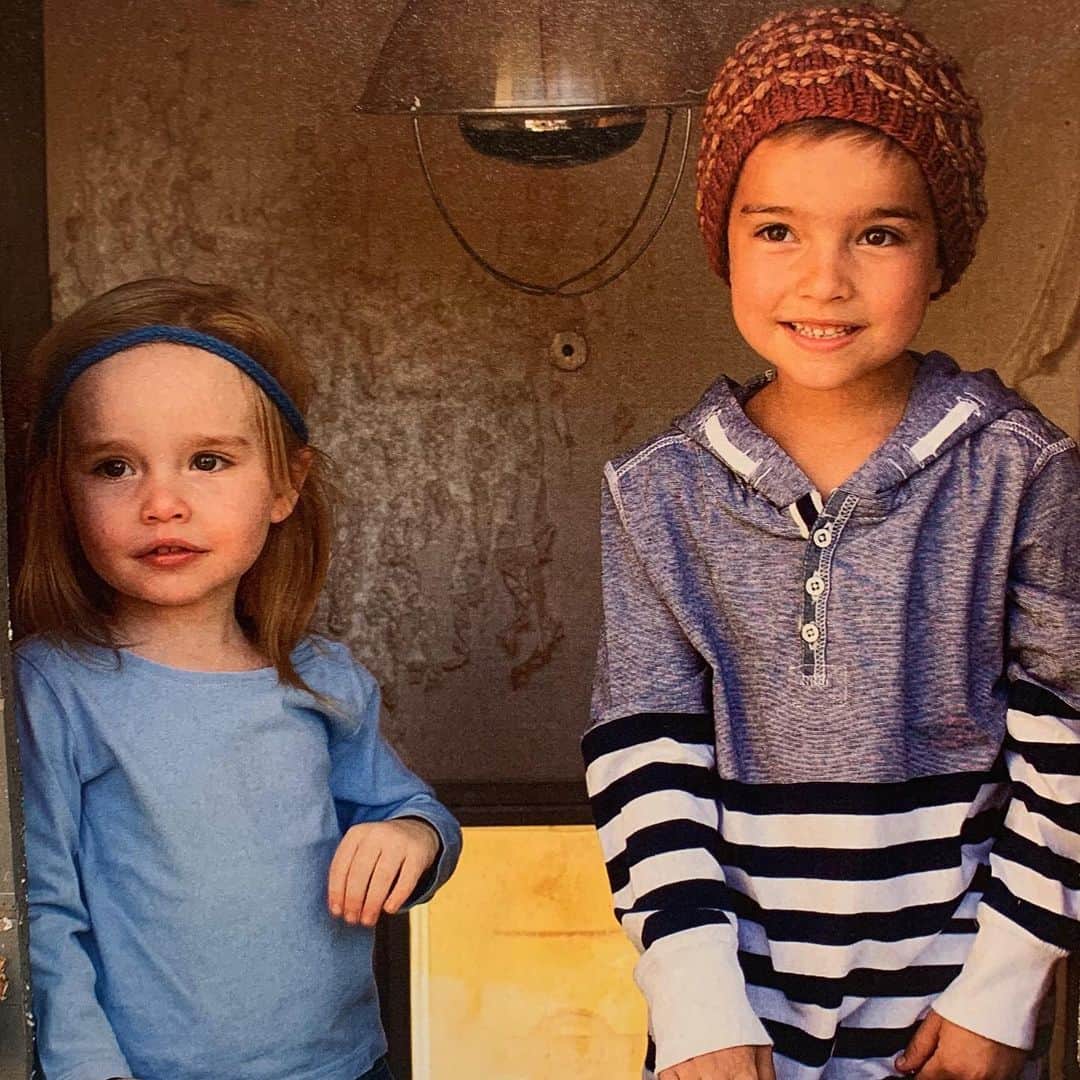 イライアス・ハーガーさんのインスタグラム写真 - (イライアス・ハーガーInstagram)「L👀k what I found! Early modeling photo of me and my little sister, Colyse, for @interweavecraft in Colorado. We are 3 and 5 in the photo. @colyseharger」7月12日 7時39分 - eliasharger