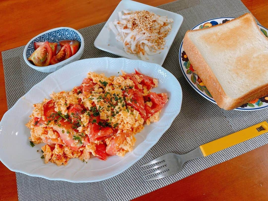 望月海羽さんのインスタグラム写真 - (望月海羽Instagram)「厚切りパンの朝ごはん🍞 ご飯派なんだけども、たまにもちもちな厚切りトーストが無性に食べたくなる🥺 ・ 実家のトマトと玉子をハーブソルトと炒めたやつ ・ 実家の辛味大根梅肉和え ・ 実家のミディトマト🍅 ・ なんだかスローライフ？w ・ #沢田美佳 #星レト #沢田農園 #望月農園 #家庭菜園 #熱海 #厚切りトースト #breakfast #morning #朝食 #みっかごはん」7月12日 7時53分 - mikasawada1112