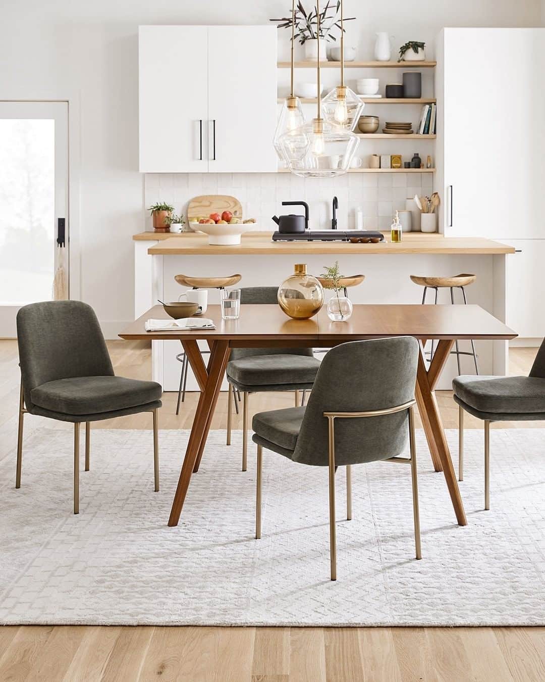 west elmさんのインスタグラム写真 - (west elmInstagram)「Bright, airy & natural is the name of the game in this modern dining room. Link in bio to shop the look! #diningroom #modernstyle」7月12日 7時59分 - westelm
