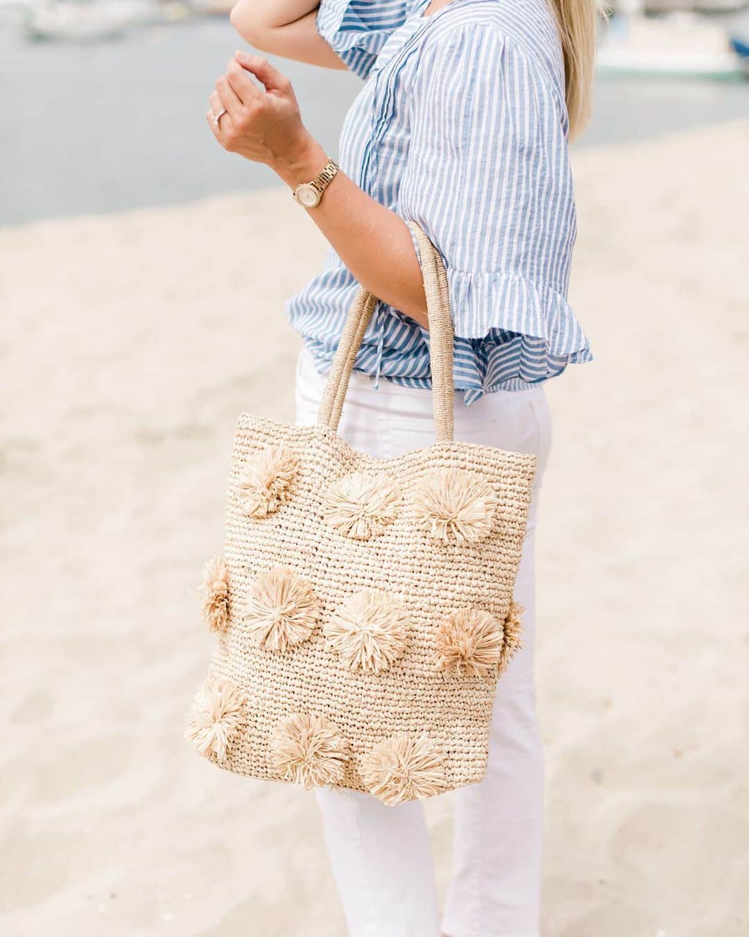 The Little Marketさんのインスタグラム写真 - (The Little MarketInstagram)「Our playful hand-woven raffia pom pom tote is back in stock! Complete with cotton lining, an inner slit pocket, and a magnetic closure, it's as functional as it is fun. Tap to shop.」7月12日 8時03分 - thelittlemarket