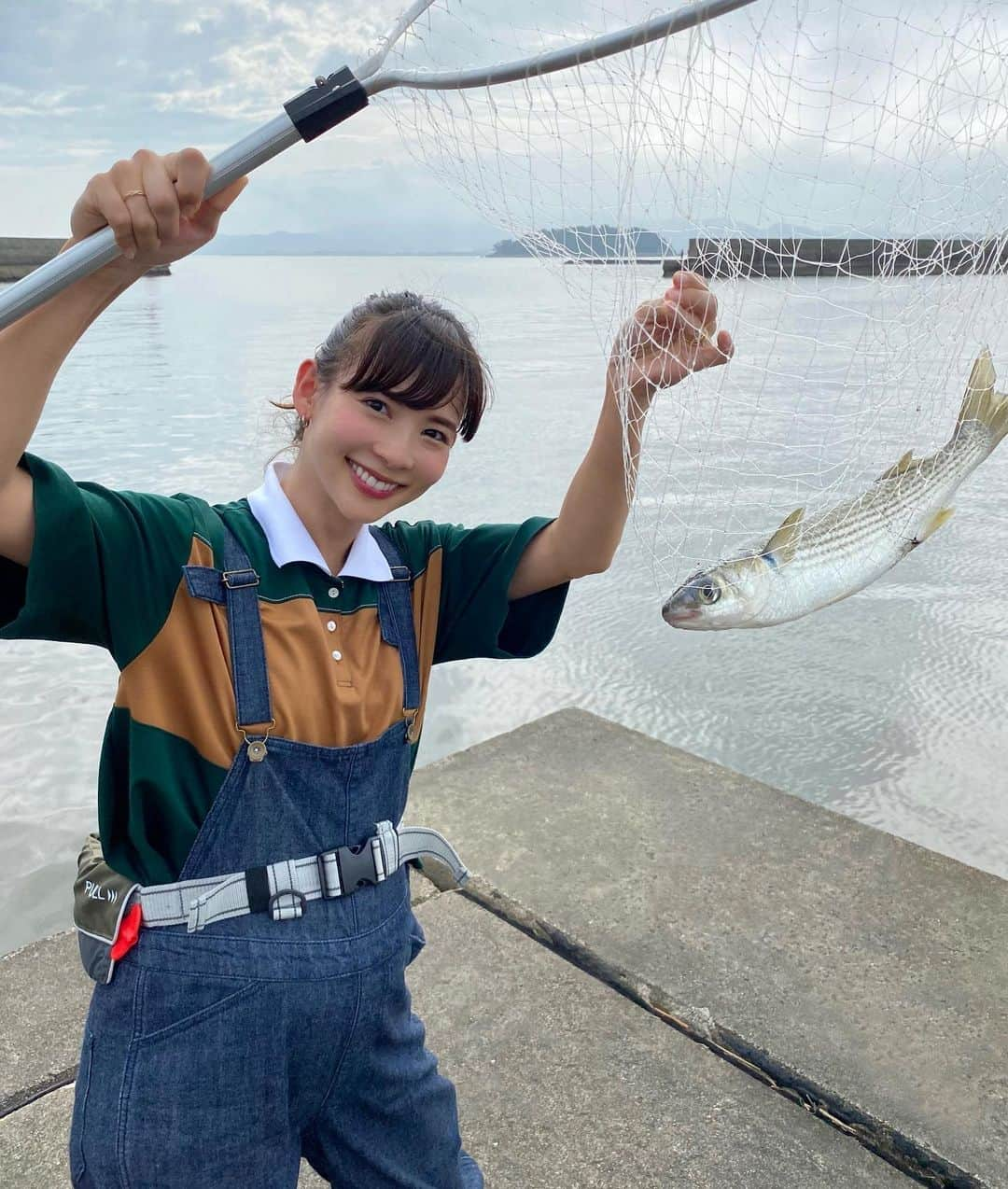 阪本智子さんのインスタグラム写真 - (阪本智子Instagram)「🐟♡ 久しぶりの釣り♬︎ 波止から#ボラ が釣れました😂💕 いなしていなしてGET✨ アジ釣り用のサビキ切られなくてよった🤣🙌🏻 ＊ #34w #34weekspregnant #fishinggirl #maternityfashion #34週 #妊娠9ヶ月 #初マタ #マタ旅 #釣り女子 #ぷんにーらいふ #妊婦コーデ #阪本智子」7月12日 8時05分 - tomoko_sakamoto423