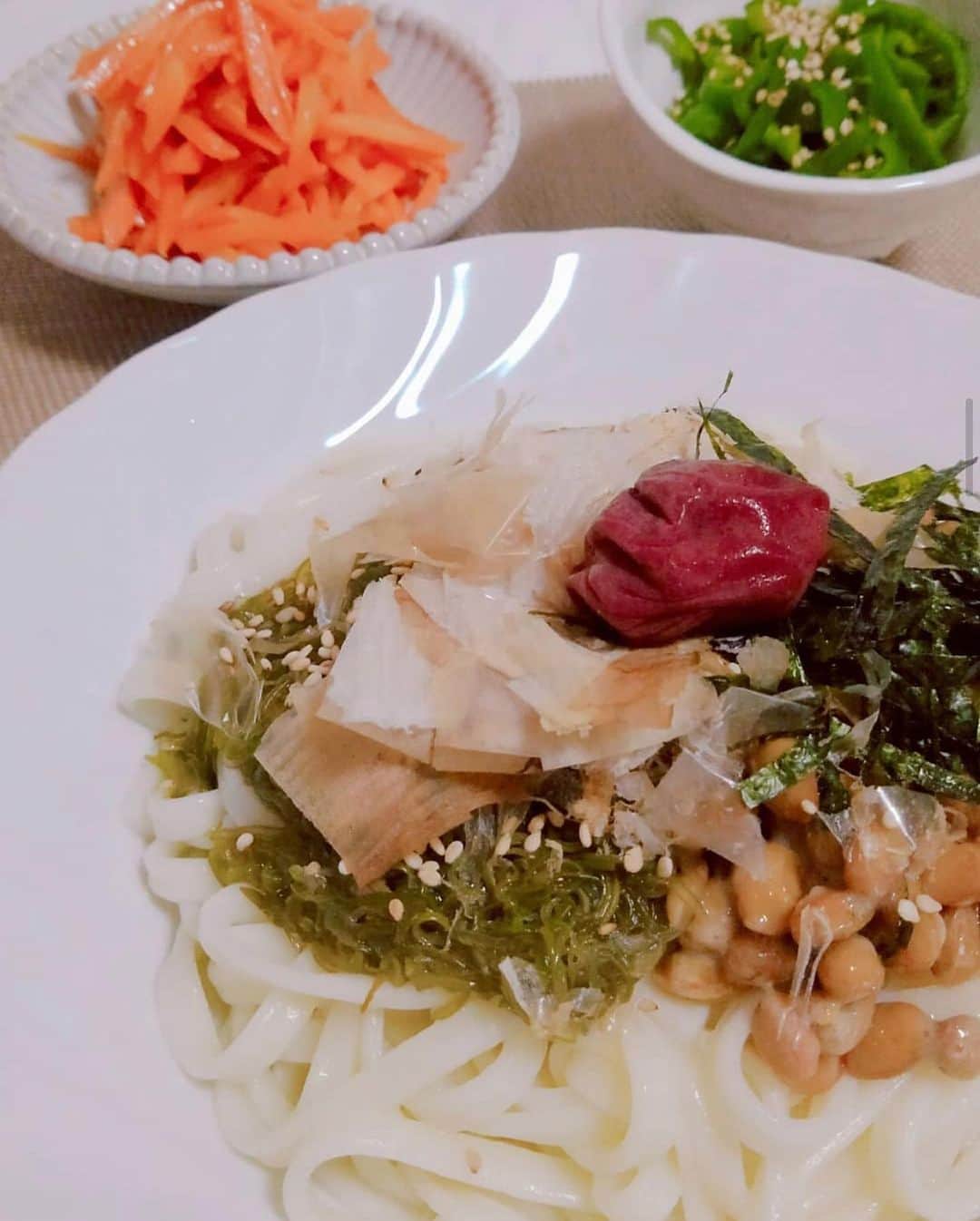 にんべん　おだしでキレイ習慣さんのインスタグラム写真 - (にんべん　おだしでキレイ習慣Instagram)「こんにちは🌞﻿ 今日は @puripuriosiri さんの #夏のおだしごはん ご紹介します🐟✨﻿ かつお節や梅干し、納豆、めかぶと、栄養たっぷりの食材をのせたねばねばうどん✨🎐﻿ 食欲のない日もスルスルっといただけそうですね🤤💕﻿ ﻿ #だしのある生活﻿ #だしに気づく﻿ ﻿ .﻿ .﻿ .﻿ ﻿ #dinner ﻿ #nebanebaudon ﻿ #nattouudon #mekabuudon﻿ #udon ﻿ #greenpepper #carrot ﻿ .﻿ .﻿ .﻿ #晩ごはん ﻿ #ねばねばうどん ﻿ #にんじんしりしり ﻿ #ピーマンナムル ﻿ .﻿ #納豆うどん #めかぶうどん #めかぶ納豆 ﻿ #鰹節 #のり #手作り梅干し ﻿ #夏のおだしごはん﻿ #だしのある生活﻿ #にんべんだしアンバサダー﻿ #にんべん﻿」7月12日 8時19分 - ninben.dashiambassador