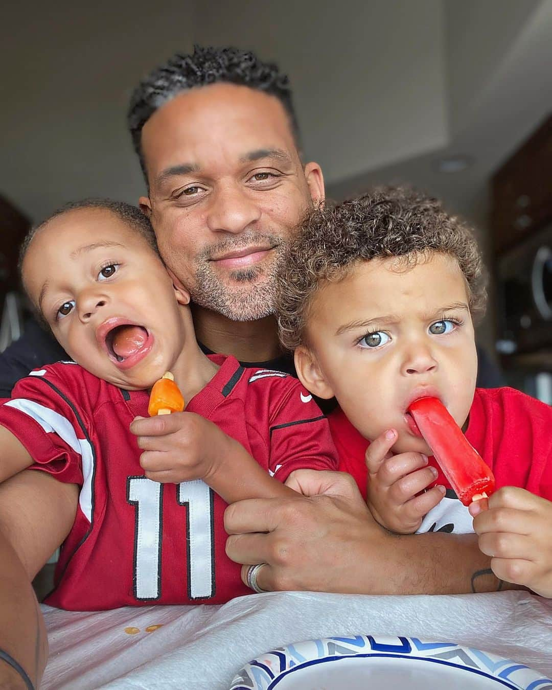 ショウン・トンプソンさんのインスタグラム写真 - (ショウン・トンプソンInstagram)「...and sometimes popsicles stop temper tantrums and pave the way for great toddler conversations! Swipe for the listen in! 🤣 Hope you are all having a blessed Saturday! #dad #twins #love #family #toddler」7月12日 8時13分 - shaunt