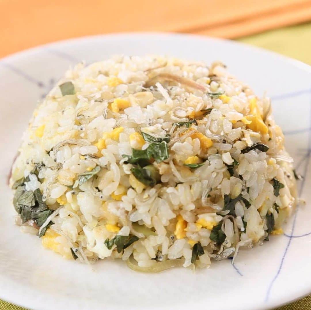 馬場裕之のインスタグラム：「ミョウガたっぷり夏チャーハン👨‍🍳  『材料』2人分 ミョウガ３個　 新ショウガ１片　 青ジソ１０枚　 ちりめんじゃこ1/4カップ　 卵２個　 ごはん３膳分　 塩コショウ少々　 醤油少々 油適量 FODで見逃し配信1週間無料で観られますので是非👨‍🍳 『産地直送クッキング』で検索しても作り方載ってます👨‍🍳  #新しい日常  #一緒にやってみよう #おうちごはん  #吉本自宅劇場  #馬場ごはん」