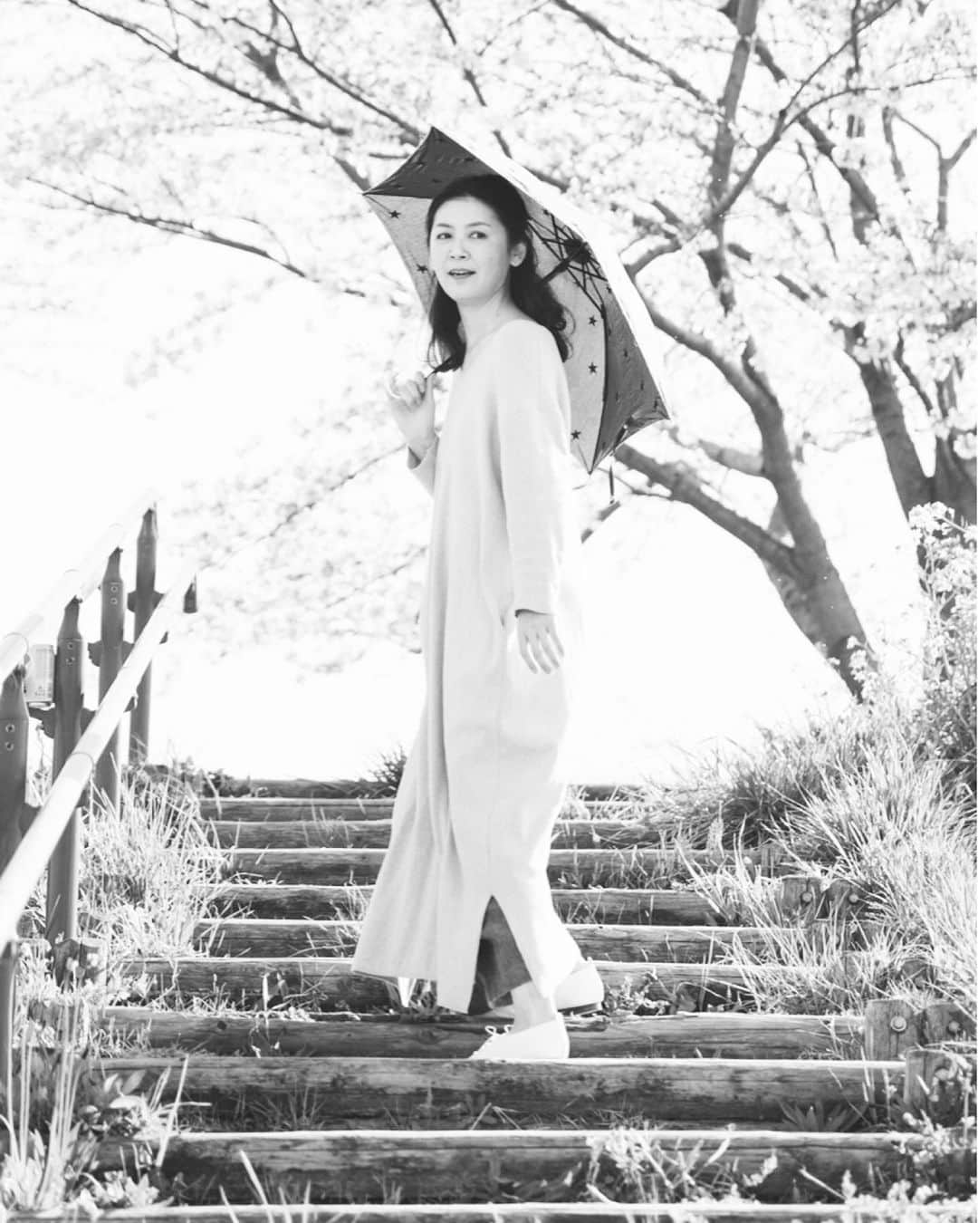 睦のインスタグラム：「雨が降ったり止んだり。  ベランダに お洗濯物が 干せないですねぇ。  乾燥機でも いいのですが。  やっぱり日光に当てて お日様の匂いを たっぷり つけたいものです。  部屋干しは。  換気をして、 扇風機を回しまくって なんとか乾かしてます。  この時期は。  雲の動きが早くて、 突然、日差しが 出たりしますよね。  晴雨兼用の傘で、 対応しないとですねぇ。  昨今は、ほんと なんでも 急を要する事ばかり。  ダメ元好きで、 行き当たりばったりの私でも 困り気味です😅  そうそう。  今夜には、 水星逆行も終わり。  少しは、 落ち着くといいなぁ。  Photo @yoshiyukimizuno  Hairmake @phogotobox  #撮影  #shooting  #晴雨兼用傘  #晴雨兼用  #コロナ対策  #photographer  #hairmake  #部屋干し  #せっかち  #傘  #アンブレラ  #umbrella  #洗濯  #笑顔　 #smile  #日向  #マイナスイオン  #換気  #梅雨  #カメラマン  #ヘアメイク　 #rain  #雨　 #作詞家  #artist  #lyricist  #model  #モデル　 #井上睦都実 #睦」
