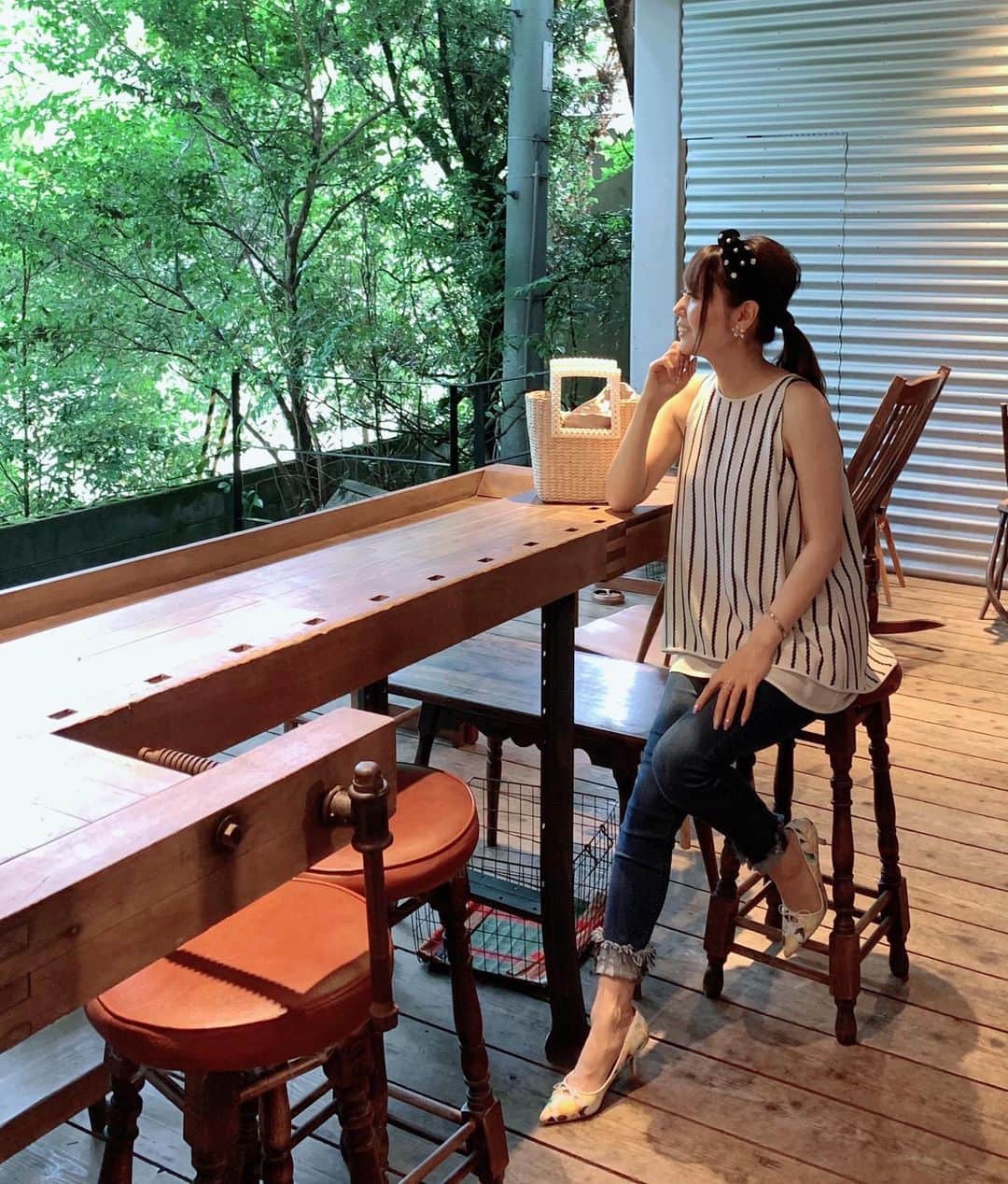 ikuさんのインスタグラム写真 - (ikuInstagram)「おはよーございます♡ ・ #vermilioncafe ・ 伏見稲荷大社 のすぐ近くにあるカフェ！雰囲気良かったー🌳 伏見稲荷も人の気配あんまりなくて寄れば良かったかな⛩笑 昔宇治に住んでたこともあったんだけど近いと余計に行かないもんよね😂目の前は何回も通りかかってるのに⛩ ・ ・ コーヒーも美味しかった☕️ ・ #伏見カフェ#京都カフェ#カフェめぐり#京都グルメ#デニムコーデ#テラス#ファッション」7月12日 8時25分 - cheriee515