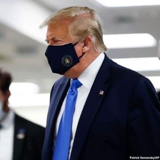 ABC Newsさんのインスタグラム写真 - (ABC NewsInstagram)「"I've never been against masks, but I do believe they have a time and a place."  Pres. Donald Trump wore a mask for the first time in public on a visit to Walter Reed Medical Center.」7月12日 8時37分 - abcnews