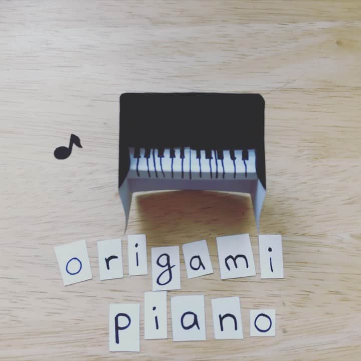KATのインスタグラム：「Today’s Origami Hang is with my special guests @wearethecomplements  They are incredible musicians I discovered on twitch and after our stream together on Youtube at 5pm PST I will be joining them on Twitch for the rest of the night! 🙌🏼 links are all in the comments!⁣⁣⁣ ⁣⁣⁣ 今日の朝９時からの折り紙ライブストリームのゲストはtwitch で最近繋がった The Complements がスペシャルゲストで登場してくれます！　そして、その後Twitch の方で何時間か一緒に折り紙を折ったり、皆さんのリクエストも歌います。リンクはコメントにあります！⁣⁣ ⁣⁣ #twitch #origami #origamitutorial #origamipiano」