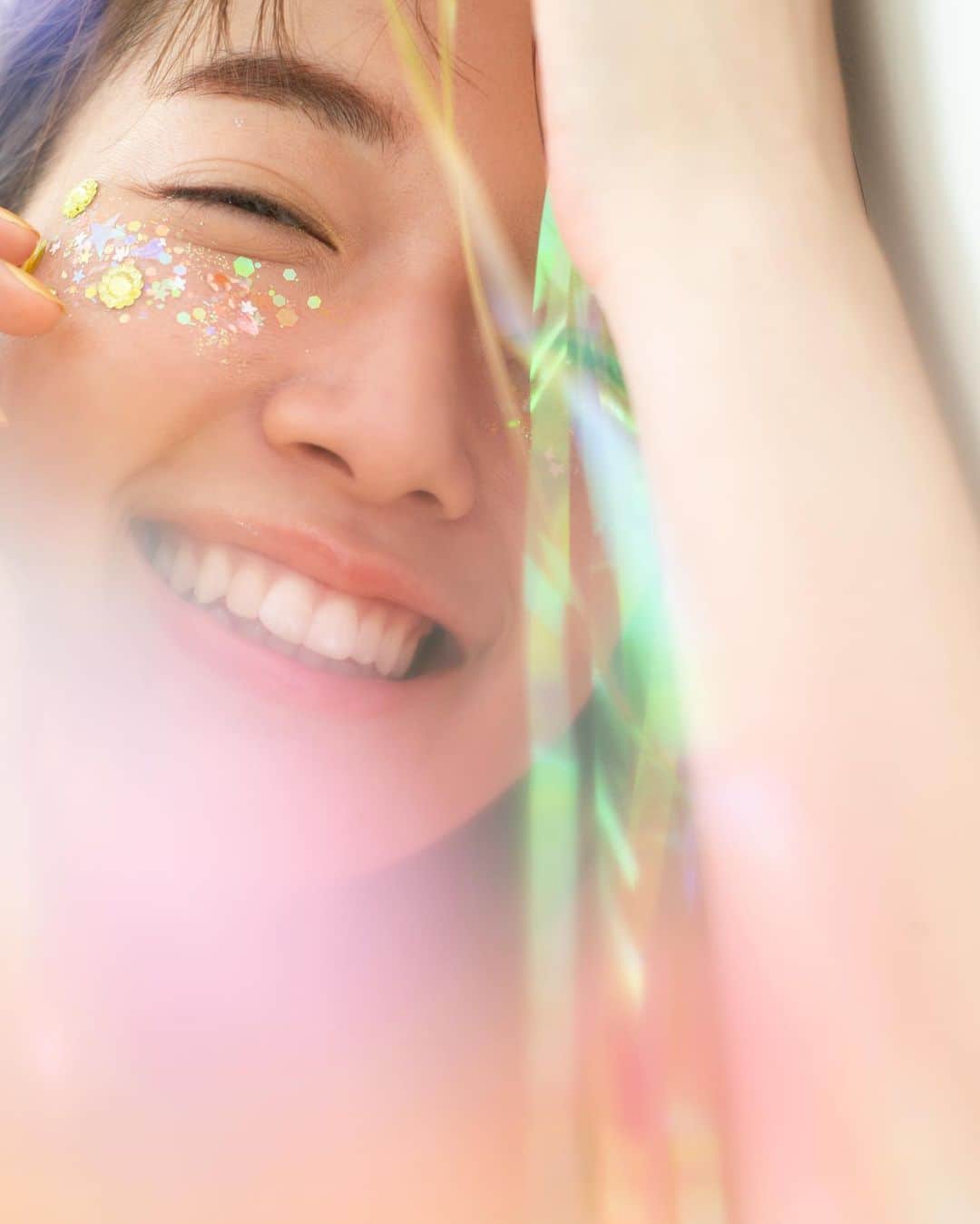 花盛友里のインスタグラム：「Shooting for @ar_magazine  可愛すぎるし心が綺麗すぎるしとにかく大好きしーちゃん！ 笑顔たくさん見れて幸せな日。」