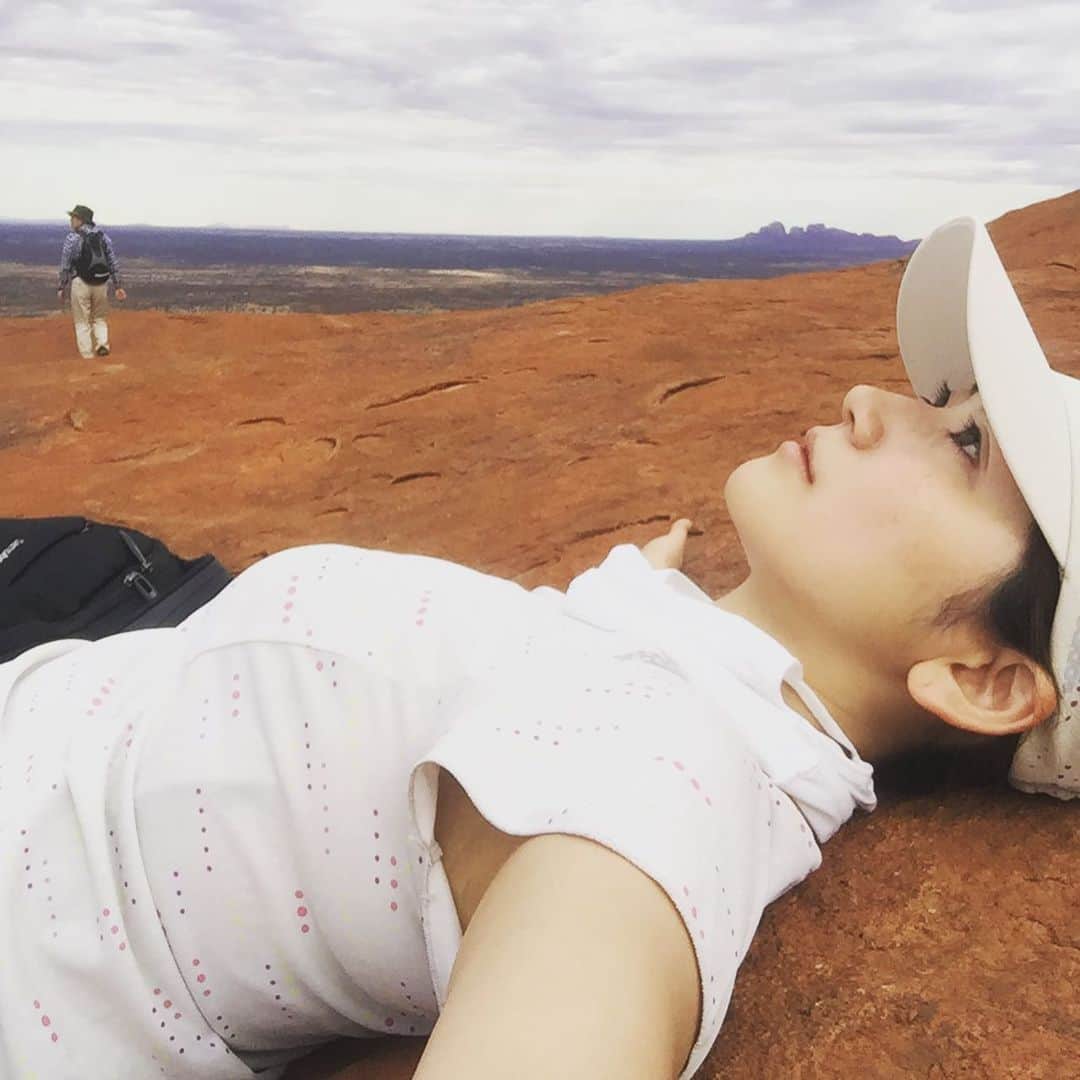 香西咲さんのインスタグラム写真 - (香西咲Instagram)「#おはよう ☀️ #goodmorning  #オーストラリア  #Australia #ウルル #uluru  #エアーズロック  #airsrock  #エアーズロック登頂  #topofuluru   この時の私は #全てを失った  ここからが  #再出発 #人生の再出発点」7月12日 8時56分 - saki.kouzai