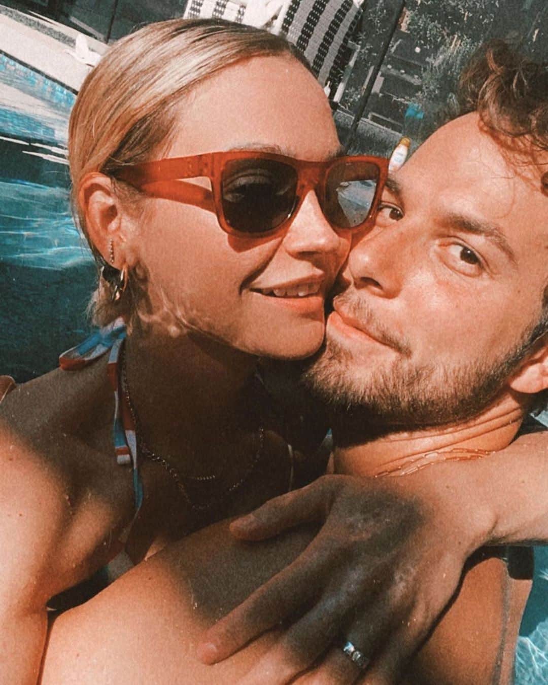 E! Onlineさんのインスタグラム写真 - (E! OnlineInstagram)「After teasing fans with hints earlier this week, Skylar Astin and Lisa Stelly have made their relationship Instagram official. Link in bio for all of the (pitch) perfect details about their budding romance. (📷:Instagram)」7月12日 8時58分 - enews