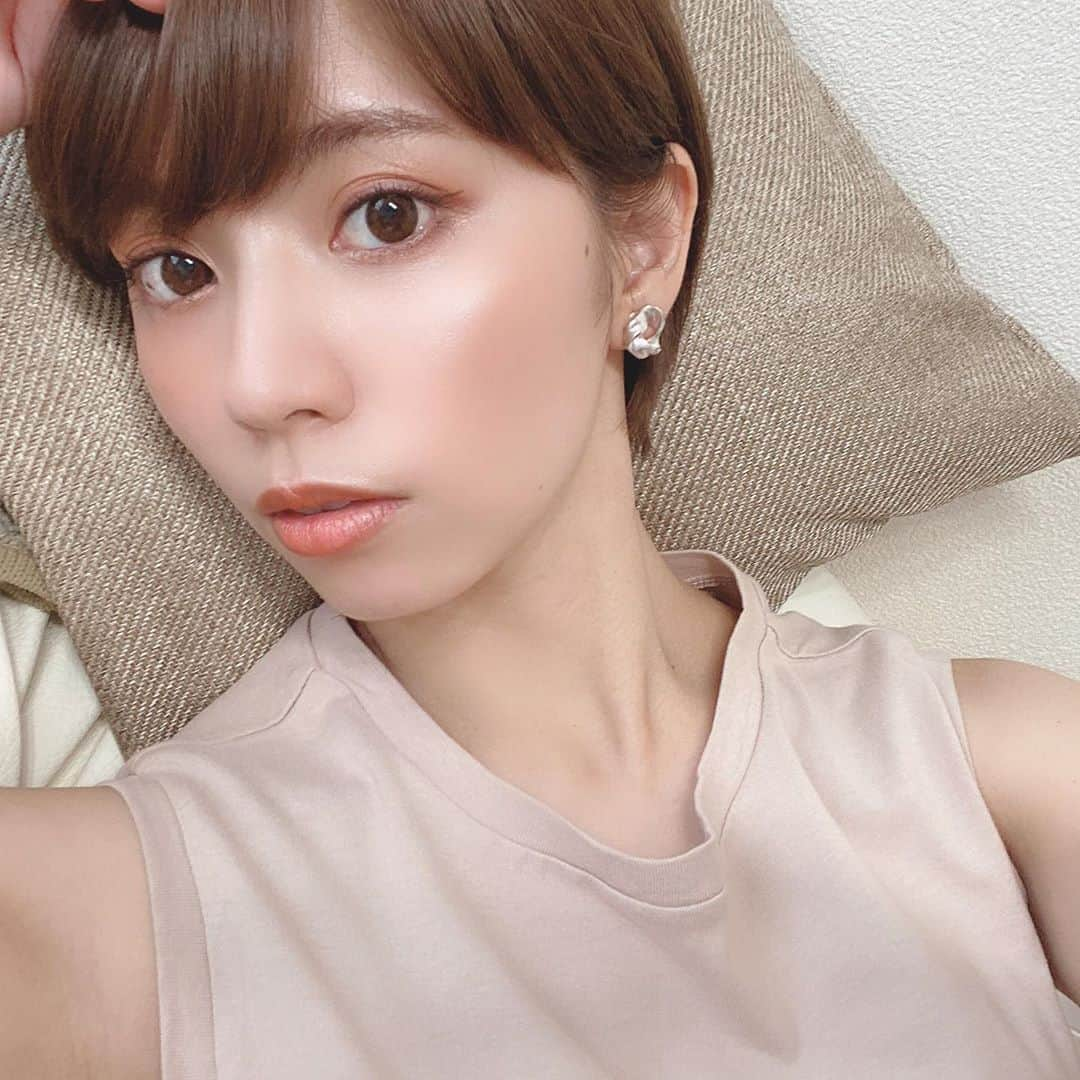 筒井愛実さんのインスタグラム写真 - (筒井愛実Instagram)「． プチプラコスメってこんなにレベル上がってるの😲⁉︎とビックリさせられた ． ☑︎CEZANNE Tone Up Eye Shadow 06 （オレンジカシス）🍊 ． 見た目ちょっと白っぽいかなぁ？と思ったけど 最近『トーンアップ』という言葉に目がなくて🤩 しかもお値段もお手頃だしチャレンジしたら、めっっちゃいい💘✨ ． 全然白過ぎないし なんなら絶妙にちょうどいい明るさ💡 そして必要な3色のみパレットに並んでいて塗り方迷子にならない👩‍🎨🎨 ※最近4色のアイシャドー使い方難しいと思ってた🤫 ． 私が実感したのはトーンアップも叶えてくれてる上に派手になりすぎず、ちゃんと盛れる目に仕上げてくれるということ🤝🤍 こんなに良いなら他の色も絶対可愛いやん...🥺 アイシャドー迷子は是非試してみてほしい1品です🙏 このシャドーは1軍コスメ決定です✊🎉 ． #CEZANNE #セザンヌ #トーンアップアイシャドー #アイシャドー #オレンジカシス #プチプラコスメ #おすすめコスメ #cosme #makeup #メイク好き #コスメ好き #プチプラコスメ好きさんと繋がりたい #メイク動画 セザンヌ様より商品を頂戴致しました☺️」7月12日 9時04分 - manamin_158cm