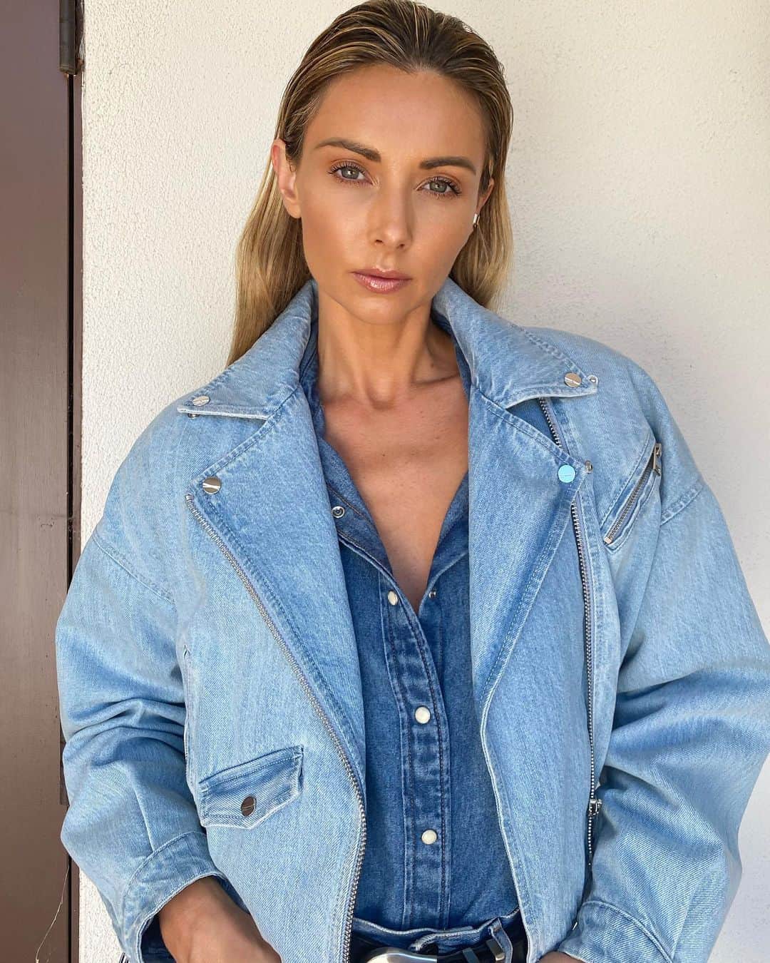 Ludi Delfinoのインスタグラム：「“Blue Jean Babe“ 💙🎶」