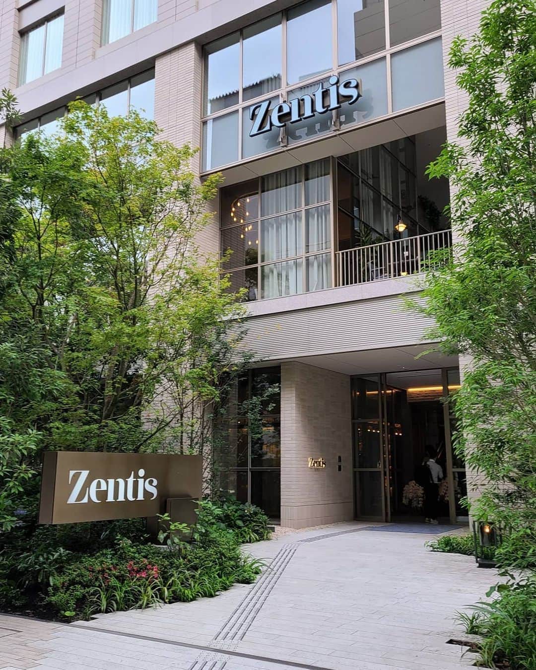 今堀恵理さんのインスタグラム写真 - (今堀恵理Instagram)「Zentis Osaka（ゼンティス大阪）  @zentishotels  が  7月15日にオープンします。内覧に行ってきました  北新地なのにパリにいるような空間、デザイナーズホテル コンセプトに「Encounters of a New Kind 感性が、深呼吸する場所」を掲げ、ホテルでの滞在がゲストにとって今まで出会うことのなかった人々、ビジョン、価値観、アイディアと遭遇する時間となり、「新しい何か」との知的邂逅がゲストに新たな息吹を与える、そんな場所を目指してます。  インテリアデザインは、「SIXTY SoHo New York」や「The Hari  London」など世界のラグジュアリーホテルのデザインを数多く手がけた、タラ・バーナード氏率いる「タラ・バーナード＆パートナーズ」が担当。  改めて泊まりに行きます  2階のレストラン  @upstairz_lounge_bar_restaurant  は  レストラン、バー、カフェ、など多様な使い方が可能です。 待ち合わせなどにも使いやすい  内覧で会いたかっ方にも会えて嬉しい  #大阪ホテル #zentishotel #北新地 #ゼンティス大阪」7月12日 9時10分 - eriimahori